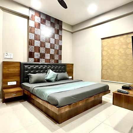 Hotel Evanka Indore Exteriör bild