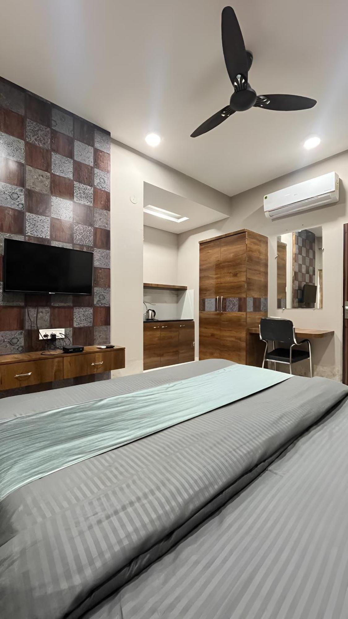 Hotel Evanka Indore Exteriör bild