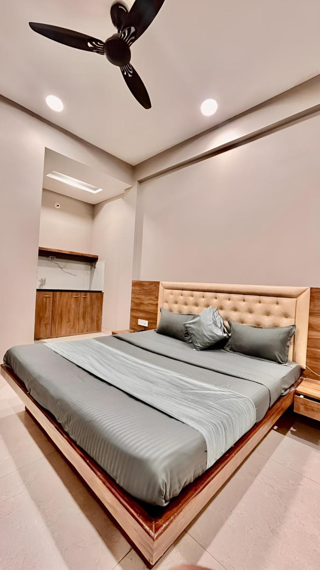 Hotel Evanka Indore Exteriör bild