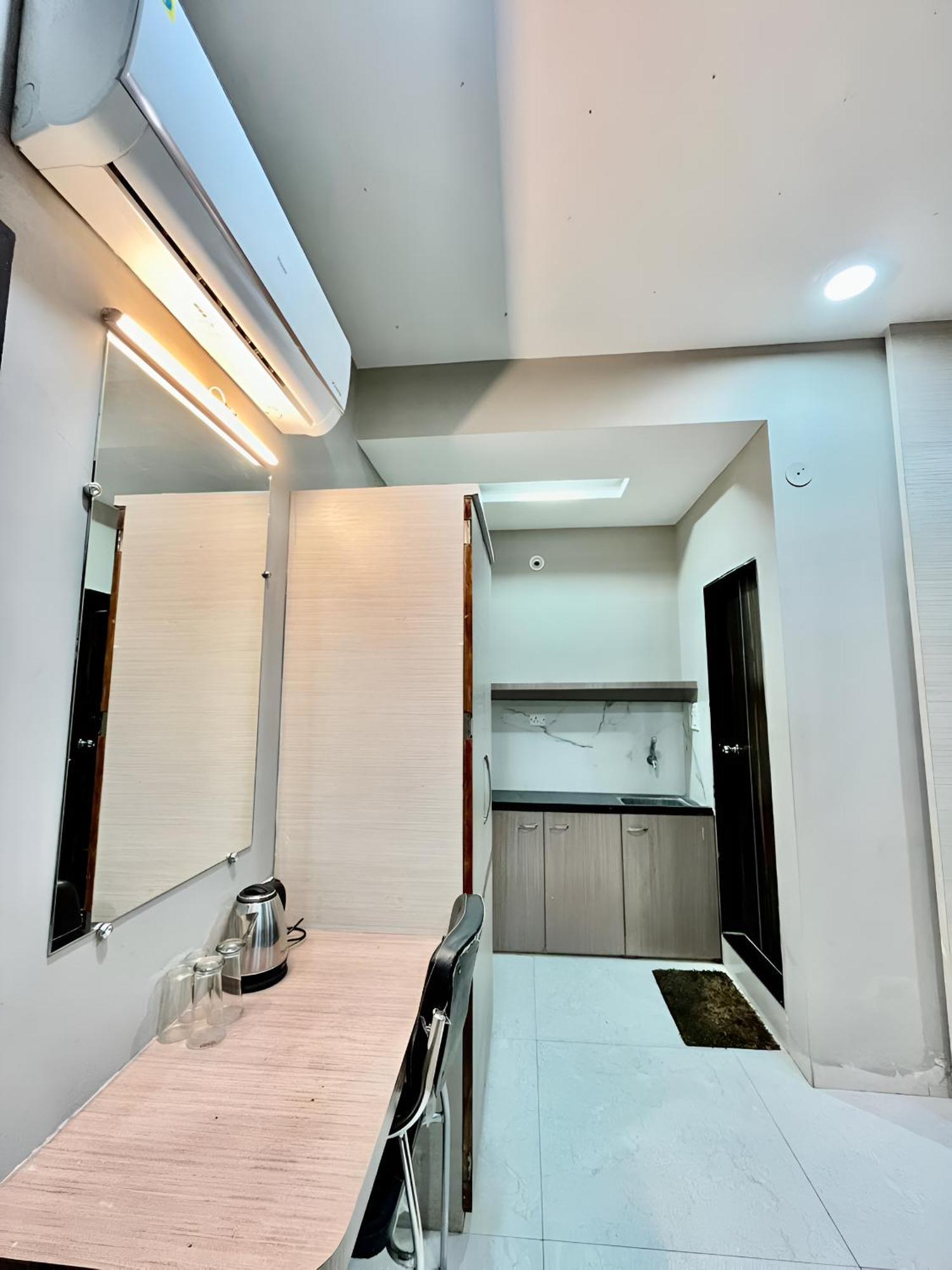 Hotel Evanka Indore Exteriör bild